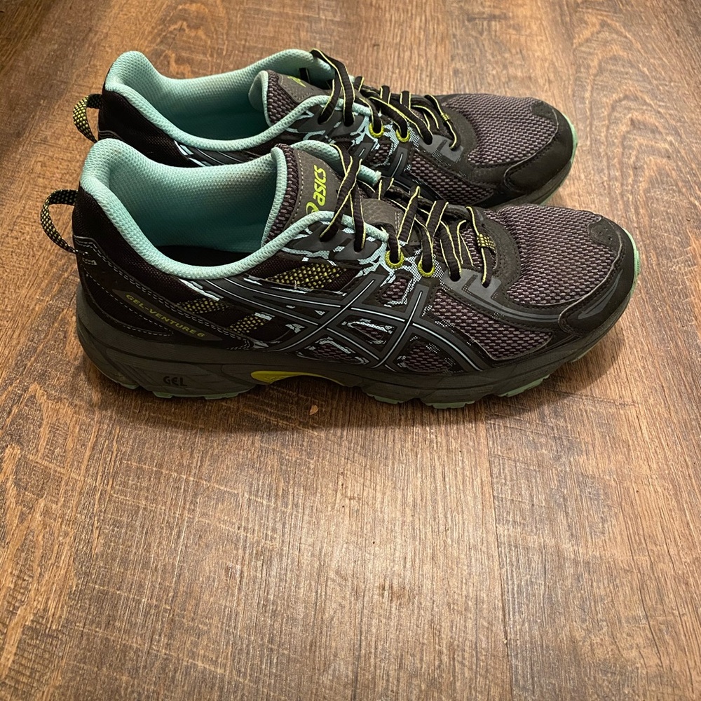 ASICS women’s size 10 athletic shoes